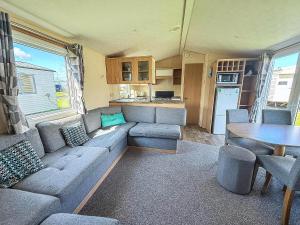 Köök või kööginurk majutusasutuses Lovely 8 Berth Caravan Nearby Scratby Beach In Norfolk Ref 50021F