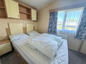 Voodi või voodid majutusasutuse Lovely 8 Berth Caravan Nearby Scratby Beach In Norfolk Ref 50021F toas