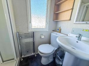 Vannituba majutusasutuses Lovely 8 Berth Caravan Nearby Scratby Beach In Norfolk Ref 50021F +8 fotot