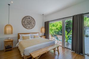 Ένα ή περισσότερα κρεβάτια σε δωμάτιο στο Villa Lemone by Bali Villa Solutions