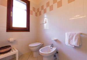 ブドーニにあるAppartamento dell'Oleandroのバスルーム(トイレ、洗面台付)