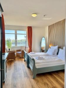 Postel nebo postele na pokoji v ubytování Gästehaus Weserblick am Weser-Sandstrand
