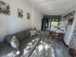 a living room with a couch and a table at Te Môi in Paarl