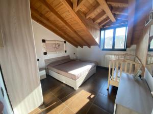 una piccola camera da letto con un letto e una finestra di Salcasavacanze a Castelletto sopra Ticino