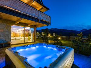 Bazén v ubytování TatryTop Tatra Vista Luxury Residence & SPA nebo v jeho okolí