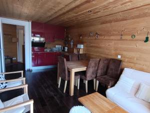 Kuchyňa alebo kuchynka v ubytovaní Résidence Loubatiere - Superbe appartement type chalet 4 à 6 personnes proches des pistes MAE-8364