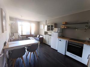Kuchyňa alebo kuchynka v ubytovaní Résidence Loubatiere - Grand appartement 4 pers., balcon plein soleil avec vue, parking, très proche pistes MAE-8694