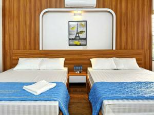 a room with two beds in a boat at Minh Đức Hotel Quan Lạn - Thứ 7 chỉ nhận 3 phòng trở lên in Quan Lạn +14 photos