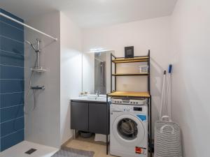 a bathroom with a washing machine and a sink at Beau T2 Neuf avec Jardinet, Parking et WIFI à Mimizan - FR-1-50-153 in Mimizan