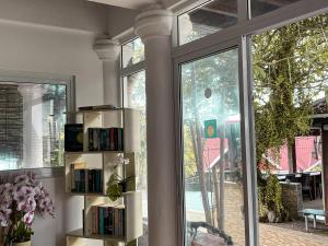 Knihovna v apartmánu