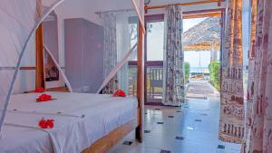 Postel nebo postele na pokoji v ubytování Mnarani Beach Cottages