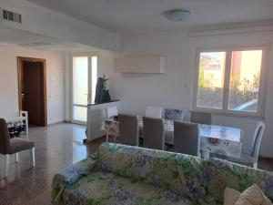 una sala de estar con un sofá y una mesa en Casa Lilia, en Sarzana