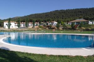 Bazén v ubytování Camping la Sierrecilla nebo v jeho okolí