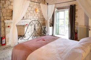 Un dormitorio con una cama grande en una habitación. en La Grenadine Hotel, en Alacati 38 fotos más