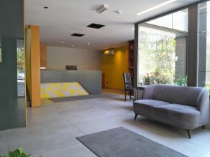 un soggiorno con un divano e una poltrona di Shade Suites & Studios a Beirut