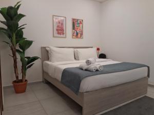 Letto o letti in una camera di Shade Suites & Studios