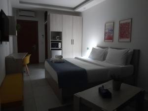 Letto o letti in una camera di Shade Suites & Studios