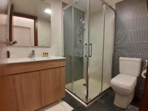 Bagno di Shade Suites & Studios
