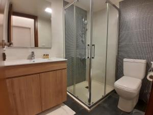 Bagno di Shade Suites & Studios