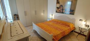 une chambre avec un lit et une table dedans dans l'établissement Villa Lago 5, à Sirmione 14 autres photos