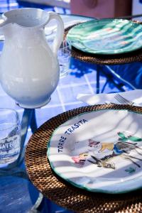 una mesa con dos platos y un jarrón en ella en Villa Torre Trasita luxury suites, en Positano