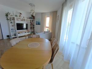 Televízia a/alebo spoločenská miestnosť v ubytovaní Gdańsk Porto Apartments