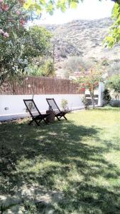 A garden outside Studios Casa Liaya
