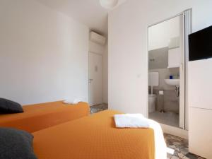 TV o dispositivi per l'intrattenimento presso Charming Guest Room in Frassino with Private Entrance