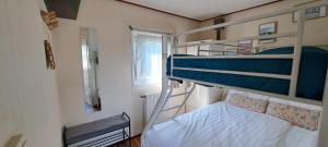 Ένα ή περισσότερα κρεβάτια σε δωμάτιο στο Chalet met privésauna, tuin & nabij Recreatieplas VP083 +34 φωτογραφίες