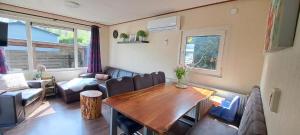 Χώρος καθιστικού στο Chalet met privésauna, tuin & nabij Recreatieplas VP083
