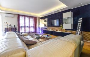 Μια τηλεόραση ή/και κέντρο ψυχαγωγίας στο Beautiful Home In San Giovanni La Punta