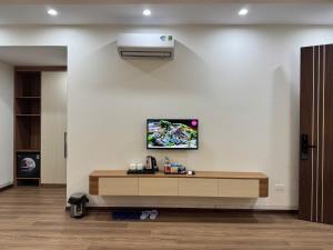 a reception desk in a room with aperature at Kieu Anh Hotel Phu Tho in Thanh Sơn