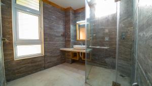 Koupelna v ubytování Lalit Service Apartment + 37 fotografií