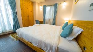 Ένα ή περισσότερα κρεβάτια σε δωμάτιο στο Lalit Service Apartment