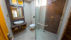 Ένα μπάνιο στο Lalit Service Apartment