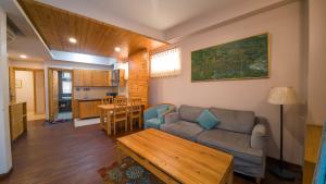 Kuchyň nebo kuchyňský kout v ubytování Lalit Service Apartment