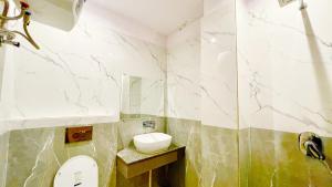Koupelna v ubytování HOTEL PREMIUM K-P Near Mansa mata Temple and Railway station -Fully Air conditioned Rooms with Wifi-LIFT and Restaurant- A Top Rated Hotel In Haridwar