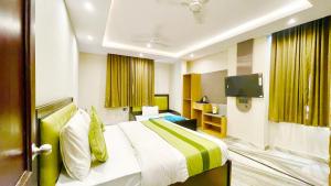 TV a/nebo společenská místnost v ubytování HOTEL PREMIUM K-P Near Mansa mata Temple and Railway station -Fully Air conditioned Rooms with Wifi-LIFT and Restaurant- A Top Rated Hotel In Haridwar