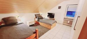 TV a/nebo společenská místnost v ubytování Ferienwohnung in Karlsbad