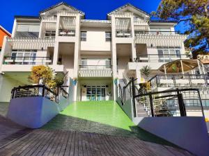 un condominio con un prato verde davanti di Baguio Brentwood Villas a Baguio