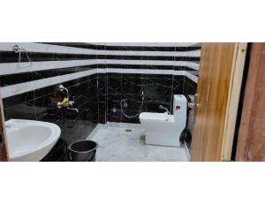 Hotel Namaste jaiselmer inn, Jaiselmer的一间浴室