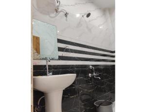Hotel Namaste jaiselmer inn, Jaiselmer的一间浴室