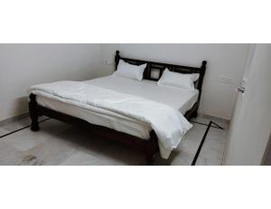 斋沙默尔Hotel Namaste jaiselmer inn, Jaiselmer的房间里有一张床，上面有两个枕头