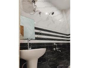 Hotel Namaste jaiselmer inn, Jaiselmer的一间浴室