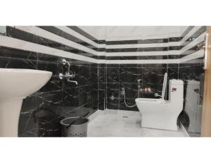 Hotel Namaste jaiselmer inn, Jaiselmer的一间浴室