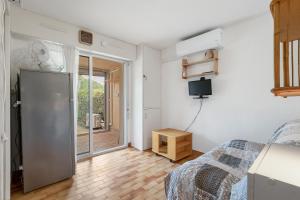 Una televisión o centro de entretenimiento en L'Agathoise - Proche de la Plage