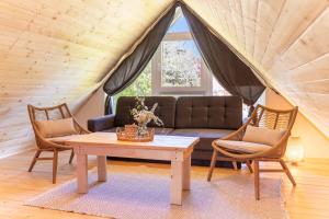 un salon avec un canapé et une table dans l'établissement Domek w Sercu Ustrzyk, à Ustrzyki Dolne