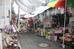 Supermarket nebo jiné obchody v  penzionu nebo okolí