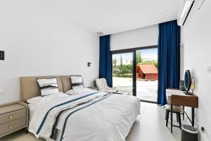Ένα ή περισσότερα κρεβάτια σε δωμάτιο στο J&C Villa Resort Seacave +54 φωτογραφίες