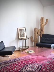 sala de estar con 2 sillas y mesa de cristal en Basel City Apartment, en Basilea